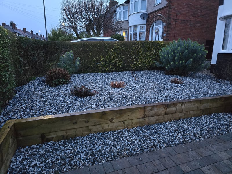 Front garden with sleeper-edged gravel and hedge in Derby