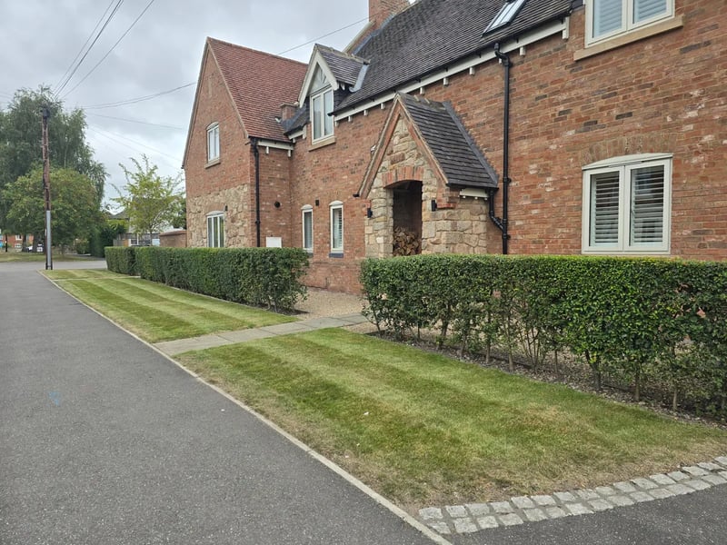 Well-maintained garden with freshly cut lawn in Derby